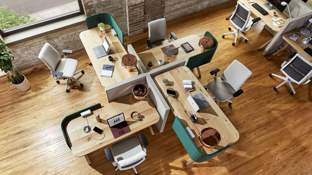 Professionnel travaillant debout à un bureau réglable en hauteur à Bordeaux