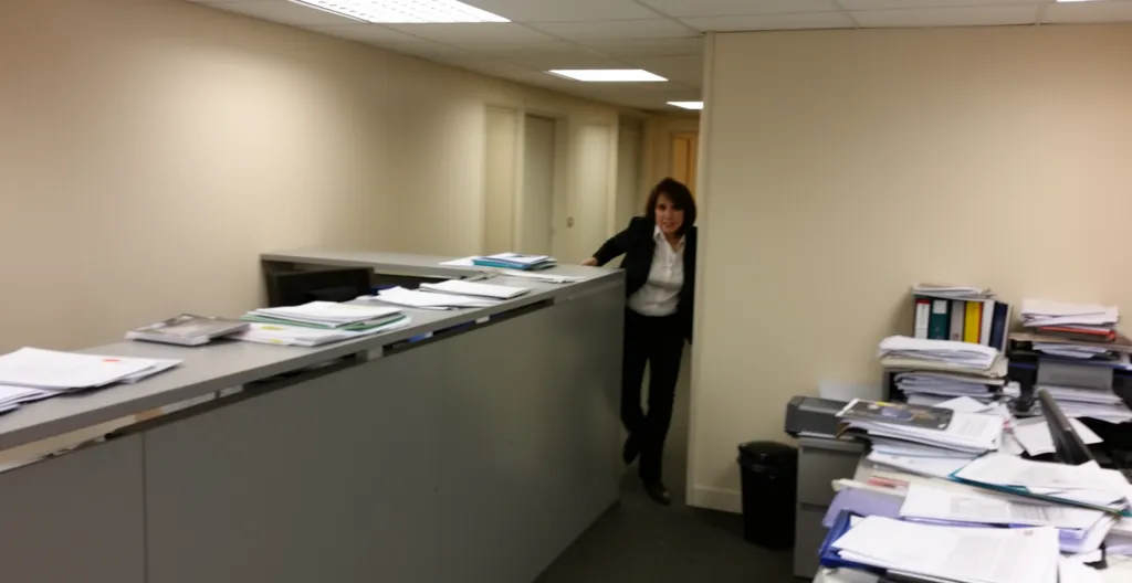 Espace d'accueil professionnel étroit avec mobilier surdimensionné gênant le passage