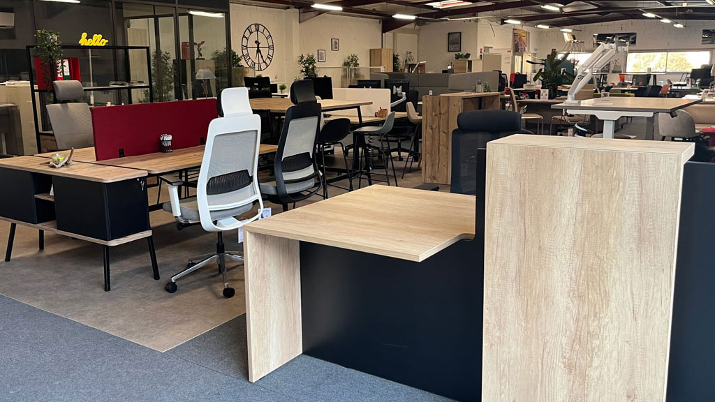 Conseiller et client en showroom de mobilier de bureau à Bordeaux