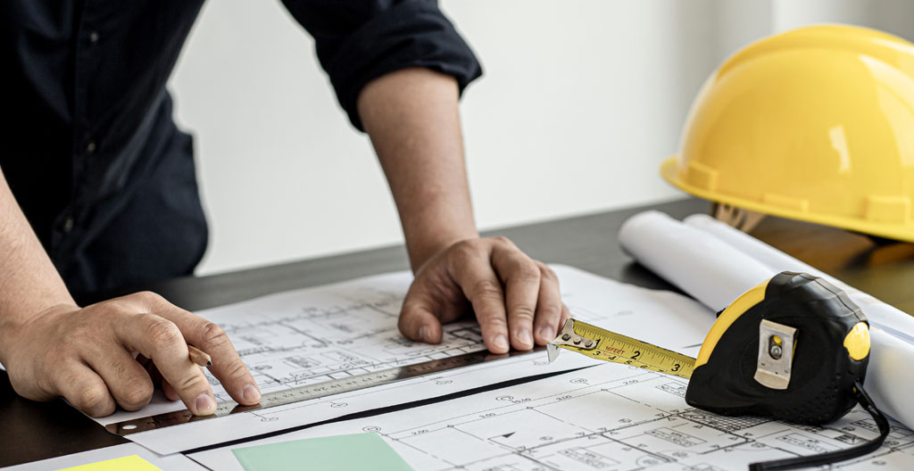 Conseiller mesurant l'espace disponible dans un hall d'accueil professionnel